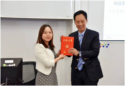 同濟(jì)大學(xué)經(jīng)管學(xué)院MBA中心副主任崔麒元(左)和IE專(zhuān)家關(guān)田鐵洪(右)