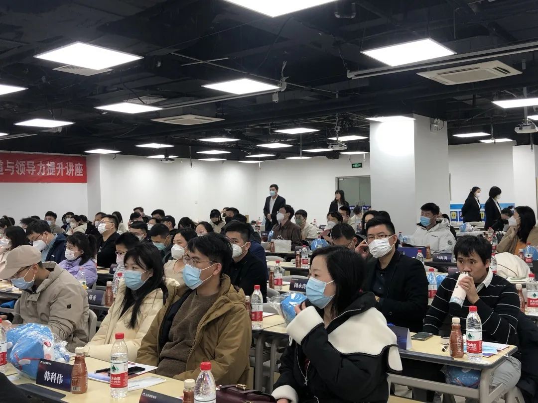 職場致勝之道與領導力提升——社科賽斯甄誠董事長專場講座圓滿收官！  社科賽斯考研 社科賽斯 職場致勝之道 領導力提升  社科賽斯考研  洞悉職場規律，活出精彩人生。2023年1月8日下午，社科賽斯董事長甄誠先生以《職場致勝之道與領導力提升》發表精彩講座。  ▼董事長甄誠先生  人物簡介：北大光華02級MBA，社科賽斯創始人，多所院校面試考官、企業家導師、客座教授，曾在北京大學國家發展研究院、北大醫學部、中國科學院大學管理學院、中國政法大學商學院、天津大學管理學院、北京交通大學管理學院、中央財經大學商學院、華東理工大學商學院、北京師范大學經管學院，華南理工大學管理學院、暨南大學商學院等院校講授職業發展。  講座圍繞“MBA對未來職業發展的回報”、“職場成長”、“”“領導力提升”等內容，甄總結合自身多年MBA面試指導經驗，深入淺出，針對痛點問題進行案例講解，助力同學們的未來職業發展之路！  現場同學針對講座內容，職業困惑等問題積極發言，活動氣氛熱烈融洽。甄總風趣幽默的分享，使得在場掌聲不斷。  職場圣經  “你的勞動報酬不是和勞動強度成正比，而是和你的勞動不可替代性成正比!”甄總表示，真正決定個人社會階層的，是精力分配結構，并進行了案例分析。  甄總指出，MBA同學需要明確攻讀MBA的目的:實現職業上的跨界升級、培育前瞻視野、培養思考問題的方法和解決問題的能力。隨后就如何交朋友、拓人脈、選導師等事項進行了心得分享。  強者的必備條件  1、拒絕隨意2、拒絕任性3、拒絕慵懶4、拒絕冷漠5、每日精進6、敬畏目標  如何選導師  在甄總看來，選導師是困擾每個學子的問題。甄總認為，選導師，一定要注意:1、職位不一定高，但有人情味;2、資源豐富;3、研究方向與你擅長領域關聯等。  職業導師能幫你提前看清未來五到十年的路，使你少走彎路，是更高效的捷徑。“你是誰不重要，重要的是你和誰交往，格局比情商和智商更重要。”  學習的三個層次  甄總認為，學習分為三個層次∶1、學習知識;2、學習思考問題的方法、解決問題的工具;3、學習理念。并通過具體事例，向大家指出，只有進行取舍，把主流的做到極致,才是明智的做法。  MBA課程量大，但每個人精力有限，只有做好取舍，對課程做好減法和加法，把自己打造為“T