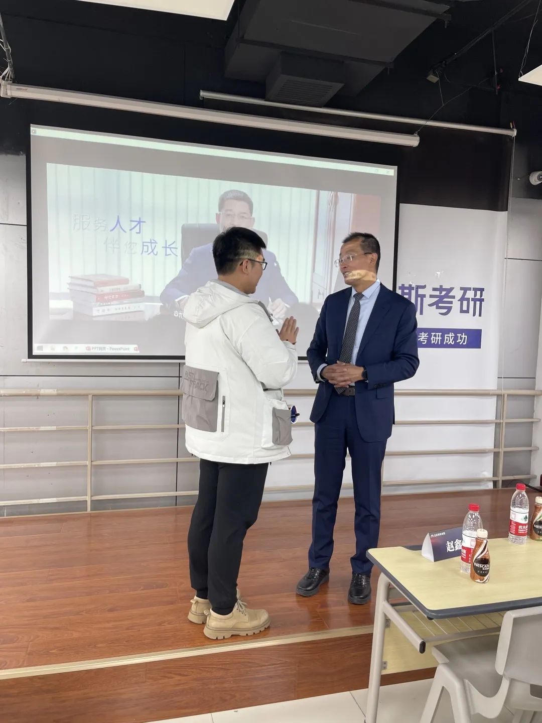 職場致勝之道與領導力提升——社科賽斯甄誠董事長專場講座圓滿收官！  社科賽斯考研 社科賽斯 職場致勝之道 領導力提升  社科賽斯考研  洞悉職場規律，活出精彩人生。2023年1月8日下午，社科賽斯董事長甄誠先生以《職場致勝之道與領導力提升》發表精彩講座。  ▼董事長甄誠先生  人物簡介：北大光華02級MBA，社科賽斯創始人，多所院校面試考官、企業家導師、客座教授，曾在北京大學國家發展研究院、北大醫學部、中國科學院大學管理學院、中國政法大學商學院、天津大學管理學院、北京交通大學管理學院、中央財經大學商學院、華東理工大學商學院、北京師范大學經管學院，華南理工大學管理學院、暨南大學商學院等院校講授職業發展。  講座圍繞“MBA對未來職業發展的回報”、“職場成長”、“”“領導力提升”等內容，甄總結合自身多年MBA面試指導經驗，深入淺出，針對痛點問題進行案例講解，助力同學們的未來職業發展之路！  現場同學針對講座內容，職業困惑等問題積極發言，活動氣氛熱烈融洽。甄總風趣幽默的分享，使得在場掌聲不斷。  職場圣經  “你的勞動報酬不是和勞動強度成正比，而是和你的勞動不可替代性成正比!”甄總表示，真正決定個人社會階層的，是精力分配結構，并進行了案例分析。  甄總指出，MBA同學需要明確攻讀MBA的目的:實現職業上的跨界升級、培育前瞻視野、培養思考問題的方法和解決問題的能力。隨后就如何交朋友、拓人脈、選導師等事項進行了心得分享。  強者的必備條件  1、拒絕隨意2、拒絕任性3、拒絕慵懶4、拒絕冷漠5、每日精進6、敬畏目標  如何選導師  在甄總看來，選導師是困擾每個學子的問題。甄總認為，選導師，一定要注意:1、職位不一定高，但有人情味;2、資源豐富;3、研究方向與你擅長領域關聯等。  職業導師能幫你提前看清未來五到十年的路，使你少走彎路，是更高效的捷徑?！澳闶钦l不重要，重要的是你和誰交往，格局比情商和智商更重要?！? 學習的三個層次  甄總認為，學習分為三個層次∶1、學習知識;2、學習思考問題的方法、解決問題的工具;3、學習理念。并通過具體事例，向大家指出，只有進行取舍，把主流的做到極致,才是明智的做法。  MBA課程量大，但每個人精力有限，只有做好取舍，對課程做好減法和加法，把自己打造為“T