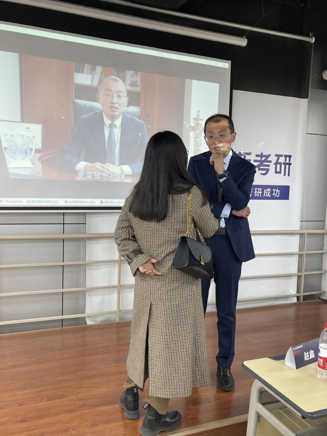 職場致勝之道與領導力提升——社科賽斯甄誠董事長專場講座圓滿收官！  社科賽斯考研 社科賽斯 職場致勝之道 領導力提升  社科賽斯考研  洞悉職場規律，活出精彩人生。2023年1月8日下午，社科賽斯董事長甄誠先生以《職場致勝之道與領導力提升》發表精彩講座。  ▼董事長甄誠先生  人物簡介：北大光華02級MBA，社科賽斯創始人，多所院校面試考官、企業家導師、客座教授，曾在北京大學國家發展研究院、北大醫學部、中國科學院大學管理學院、中國政法大學商學院、天津大學管理學院、北京交通大學管理學院、中央財經大學商學院、華東理工大學商學院、北京師范大學經管學院，華南理工大學管理學院、暨南大學商學院等院校講授職業發展。  講座圍繞“MBA對未來職業發展的回報”、“職場成長”、“”“領導力提升”等內容，甄總結合自身多年MBA面試指導經驗，深入淺出，針對痛點問題進行案例講解，助力同學們的未來職業發展之路！  現場同學針對講座內容，職業困惑等問題積極發言，活動氣氛熱烈融洽。甄總風趣幽默的分享，使得在場掌聲不斷。  職場圣經  “你的勞動報酬不是和勞動強度成正比，而是和你的勞動不可替代性成正比!”甄總表示，真正決定個人社會階層的，是精力分配結構，并進行了案例分析。  甄總指出，MBA同學需要明確攻讀MBA的目的:實現職業上的跨界升級、培育前瞻視野、培養思考問題的方法和解決問題的能力。隨后就如何交朋友、拓人脈、選導師等事項進行了心得分享。  強者的必備條件  1、拒絕隨意2、拒絕任性3、拒絕慵懶4、拒絕冷漠5、每日精進6、敬畏目標  如何選導師  在甄總看來，選導師是困擾每個學子的問題。甄總認為，選導師，一定要注意:1、職位不一定高，但有人情味;2、資源豐富;3、研究方向與你擅長領域關聯等。  職業導師能幫你提前看清未來五到十年的路，使你少走彎路，是更高效的捷徑。“你是誰不重要，重要的是你和誰交往，格局比情商和智商更重要?！? 學習的三個層次  甄總認為，學習分為三個層次∶1、學習知識;2、學習思考問題的方法、解決問題的工具;3、學習理念。并通過具體事例，向大家指出，只有進行取舍，把主流的做到極致,才是明智的做法。  MBA課程量大，但每個人精力有限，只有做好取舍，對課程做好減法和加法，把自己打造為“T